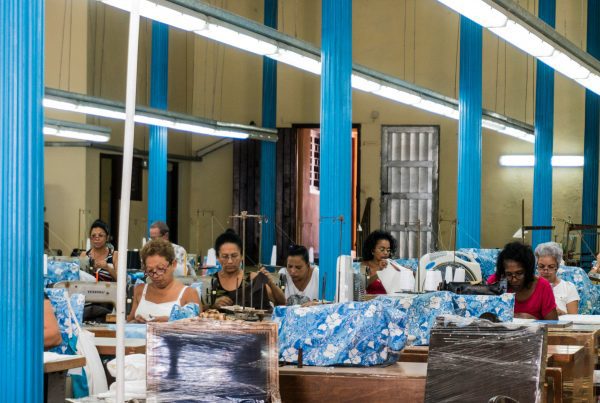 Grande pièce à Cuba, présentant 8 couturières en pleine action, SA 8000