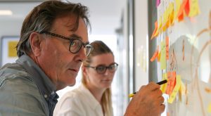 Dirigeants en réunion de gouvernance stratégique analysant des décisions organisationnelles